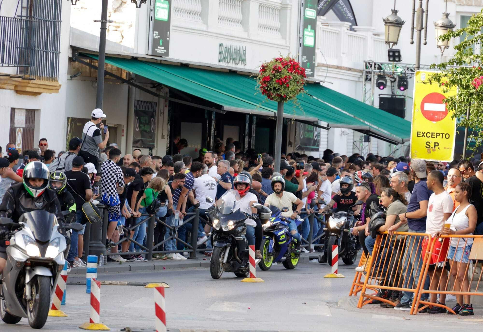 El viernes de motorada en El Puerto, en imágenes