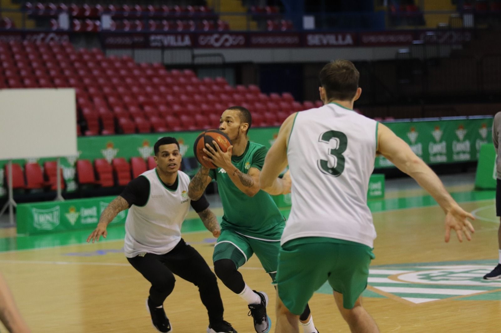 Randle entra a canasta en un entrenamiento defendido por Campbell y Kay.