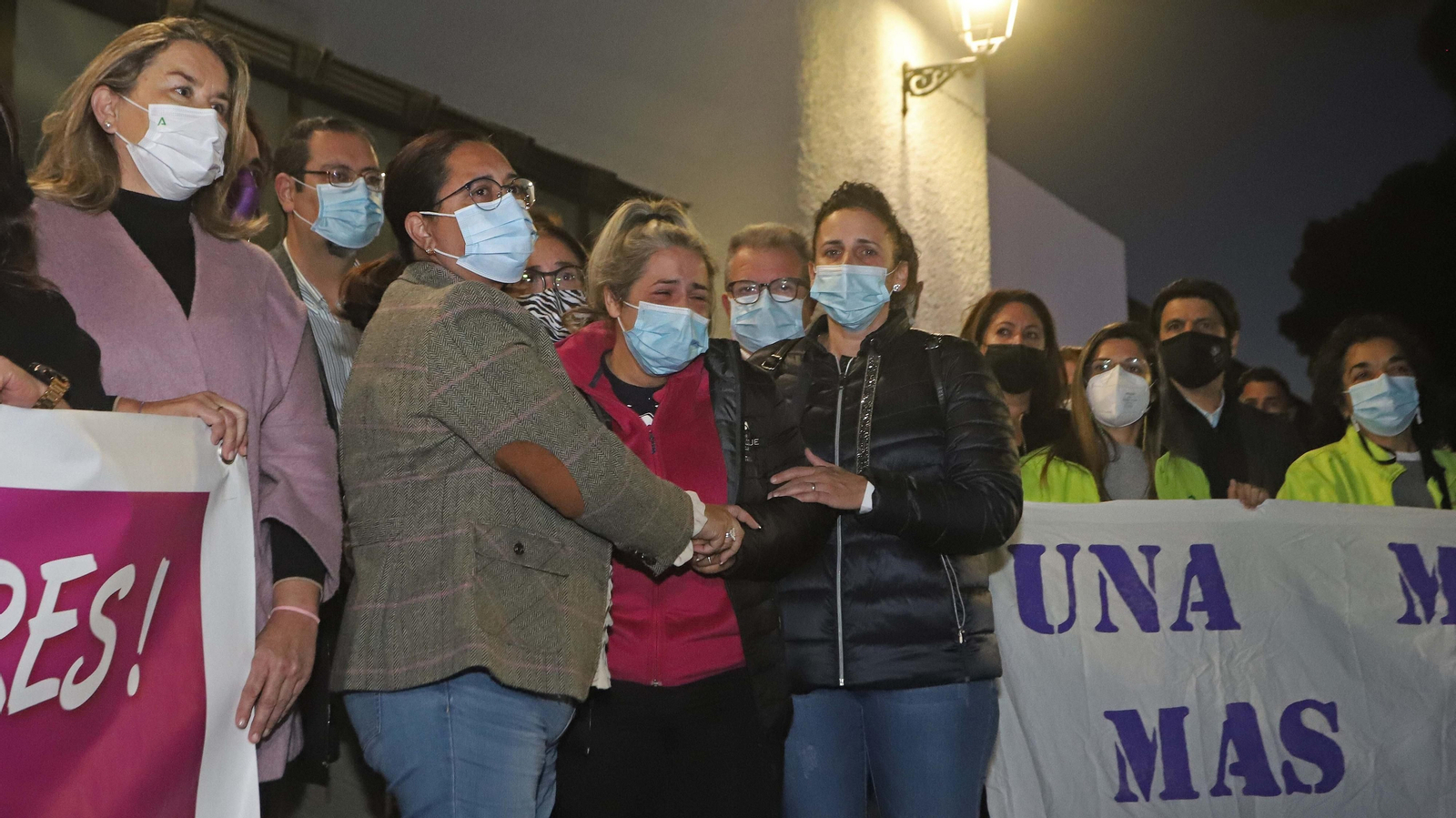 Fotos de la concentración por el asesinato de María Isabel en San Roque