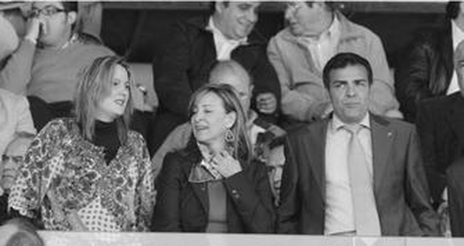 Ainhoa Gil, Pilar Sánchez y Carlos de Osma, ayer en el palco de Chapín.