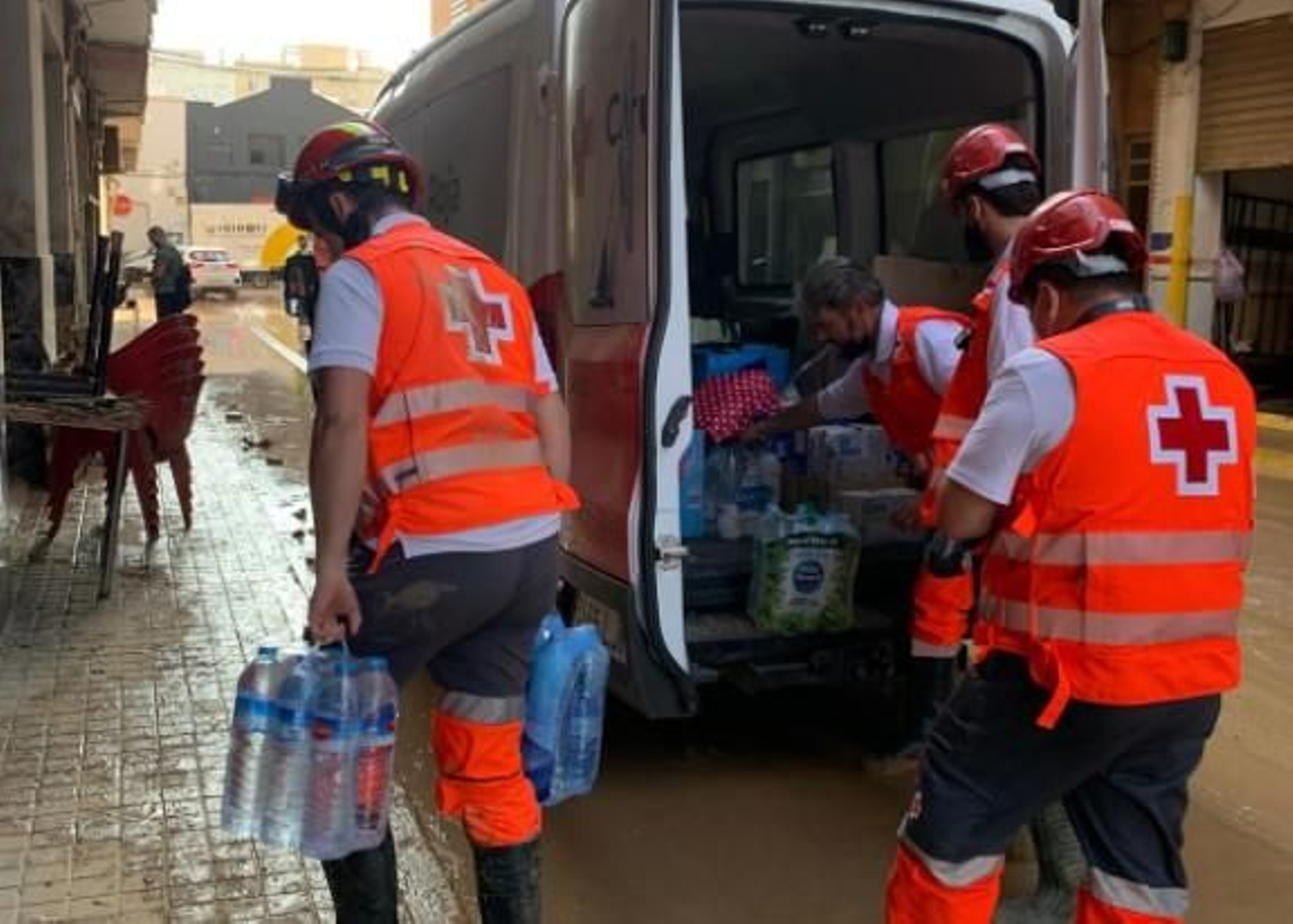 Voluntarios de Cruz Roja en la dana de Valencia.
