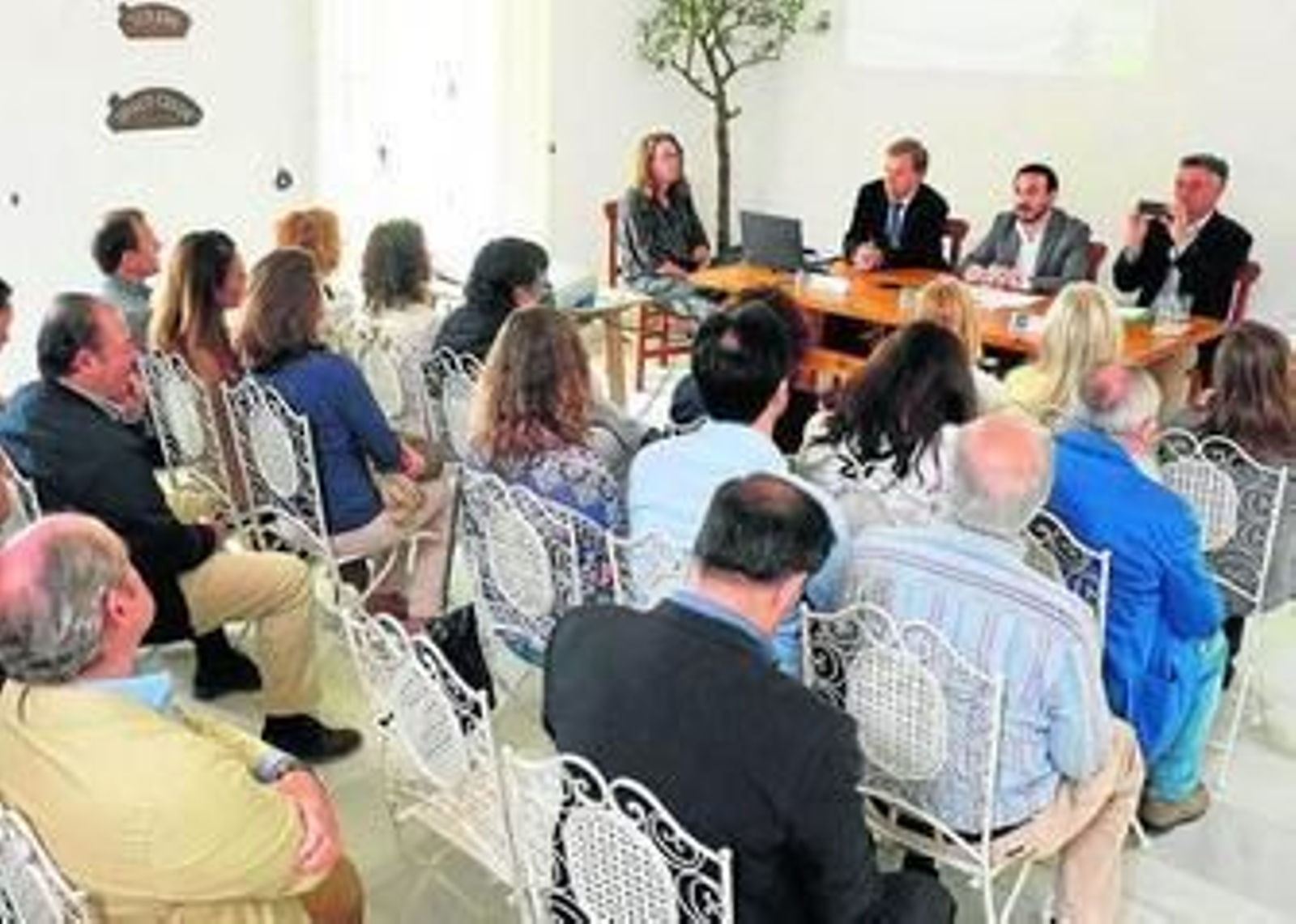 Responsables de la Junta, ayer en la presentación ante el sector del vino y la viña, el turismo, la restauración... Responsables de la Junta, ayer en la presentación ante el sector del vino y la viña, el turismo, la restauración...