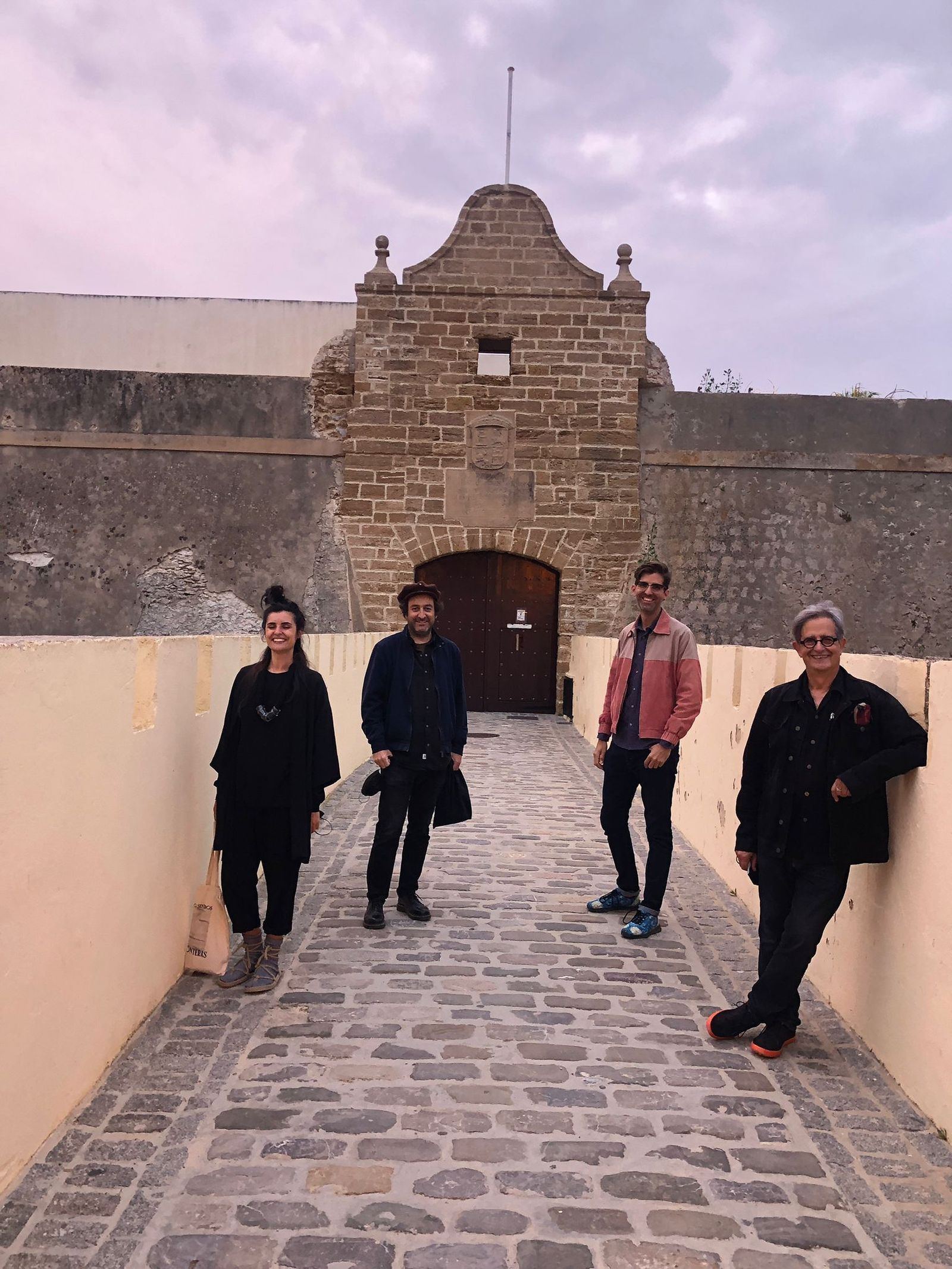 Los cuatro artistas en la entrada del Castillo de Santa Catalina.