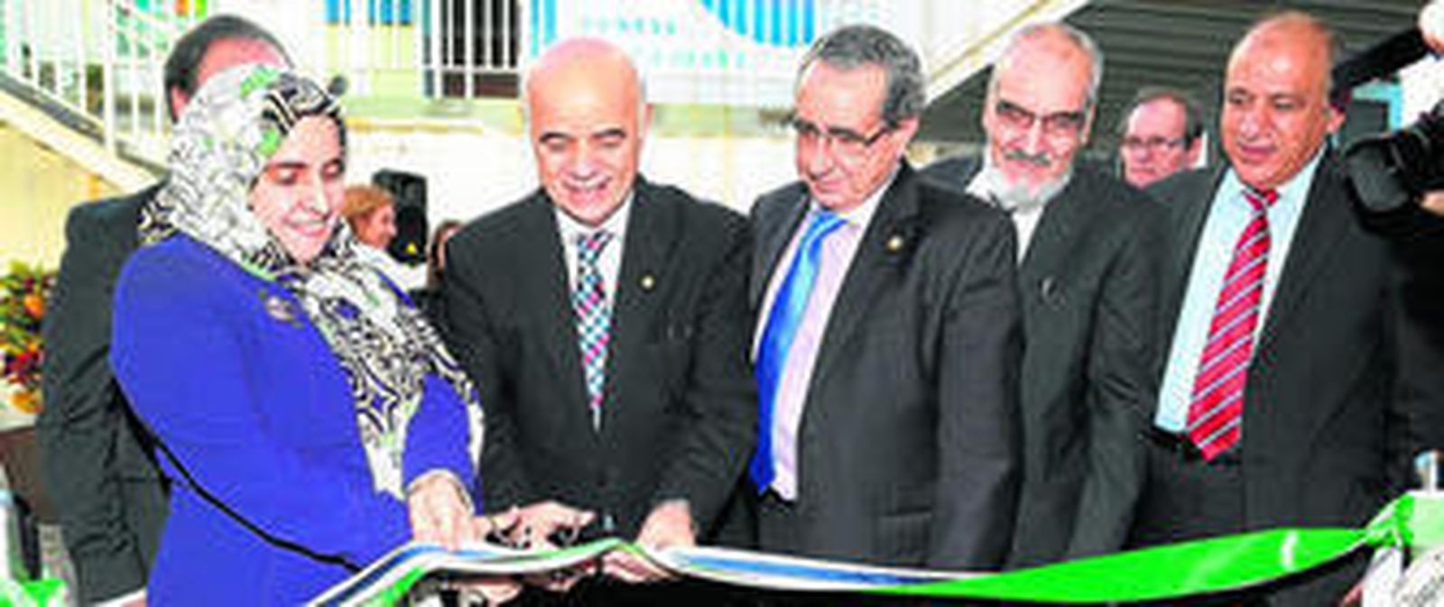 La embajadora y los rectores, ayer, junto a profesores y autoridades académicas, cortan la cinta inaugural de la Oficina de Sharjah en Teatinos.