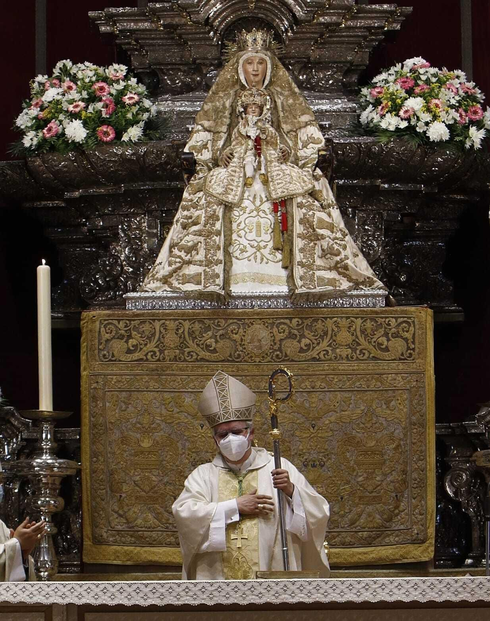 Saiz Meneses agradece a los fieles su aplauso tras tomar posesión.