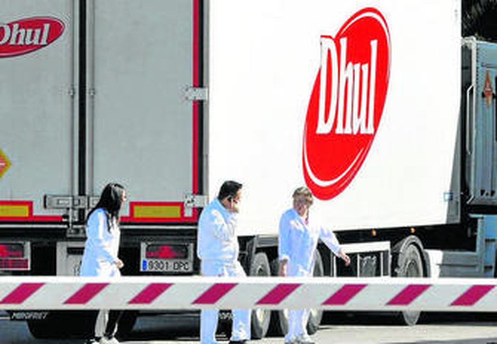 Trabajadores de Dhul en la planta del fabricante de postres en Granada.