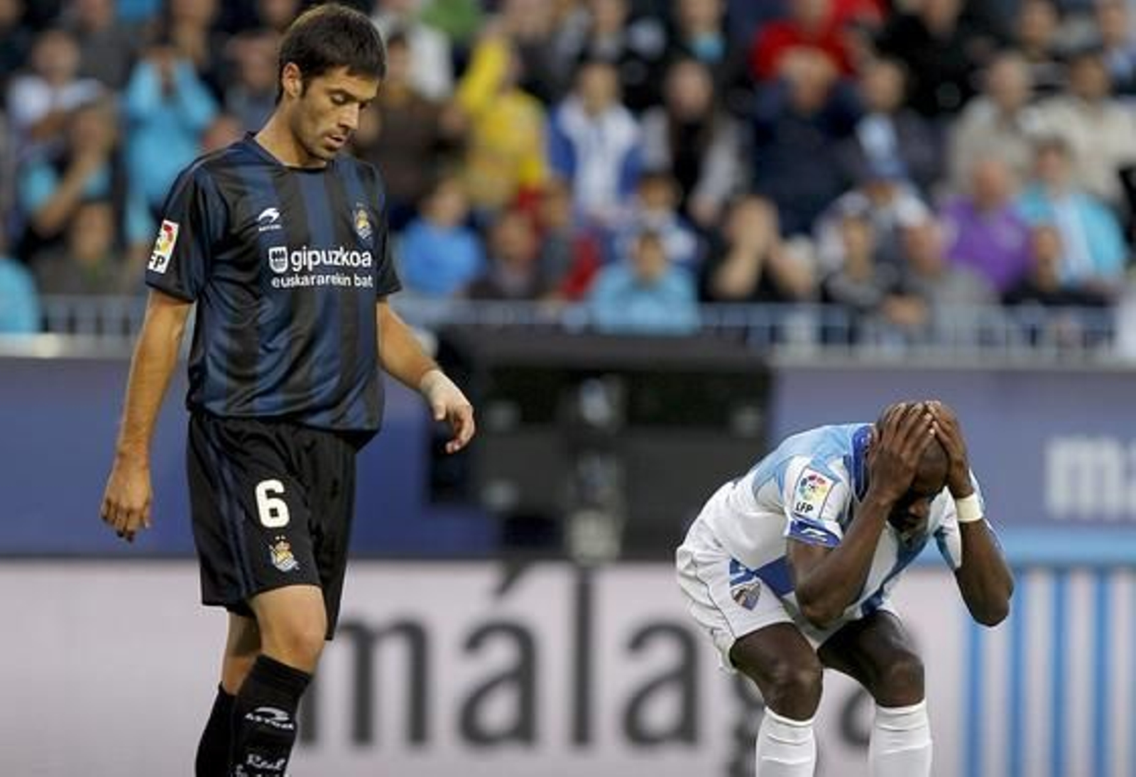 El Málaga pierde en casa (1-2) contra la Real Sociedad y provoca que la grada muestre los primeros pañuelos blancos de la temporada.

Foto: Jorge Zapata / Efe