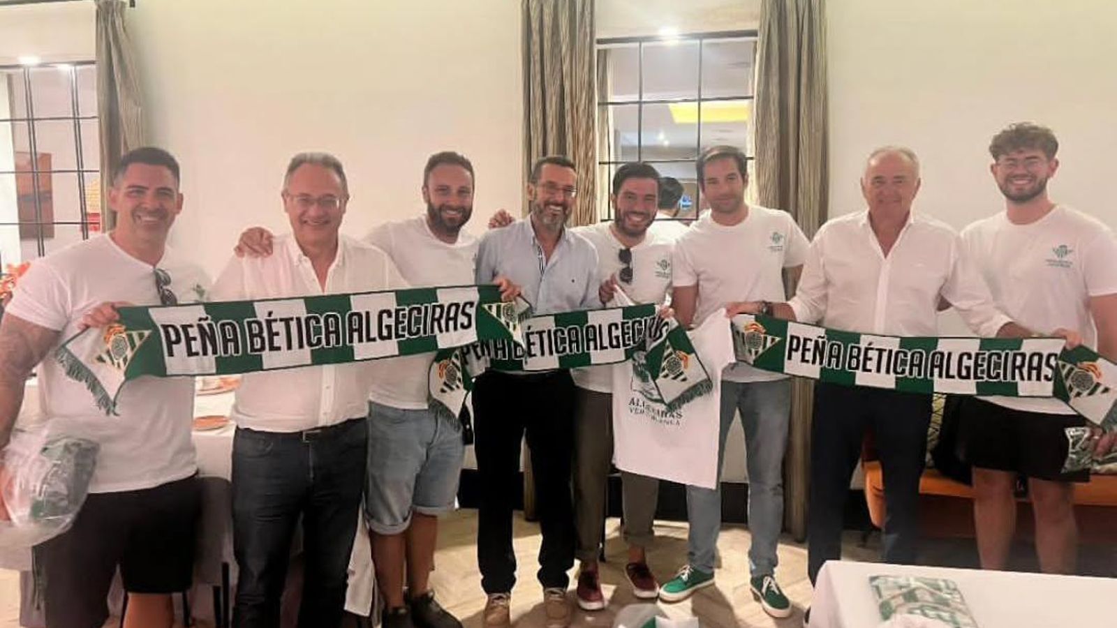 Los miembros de la peña bética de Algeciras, con Unay, Franco y Gordillo.