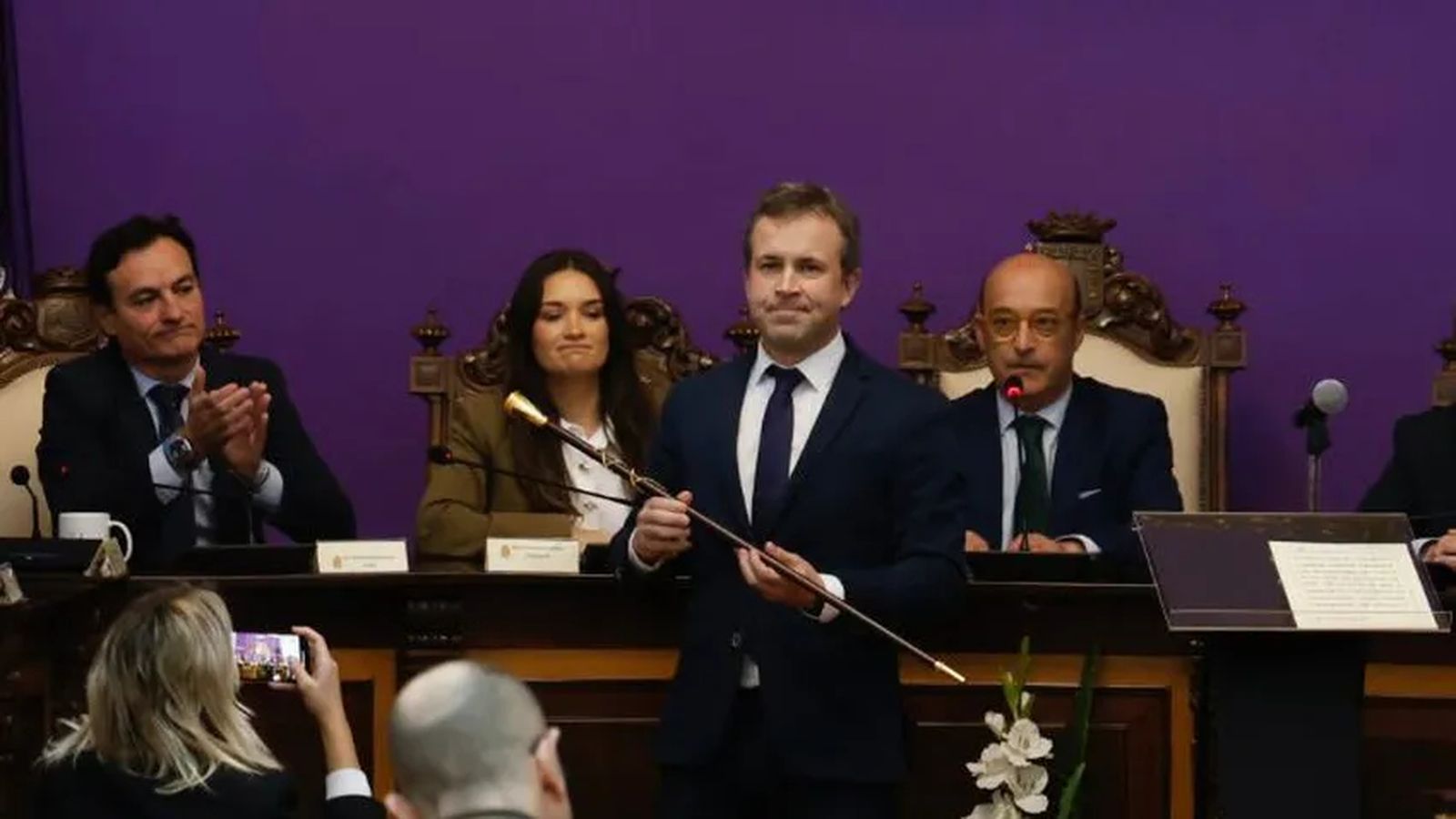 J DE JAÉN. El 2 de enero prosperó una moción de censura en el Ayuntamiento de Jaén tras la ruptura del pacto entre el PP Y Jaén Merece Más. Esta moción aupó a la alcaldía al socialista Julio Millán y convirtió a esta capital en la única andaluza gobernada por el PSOE.