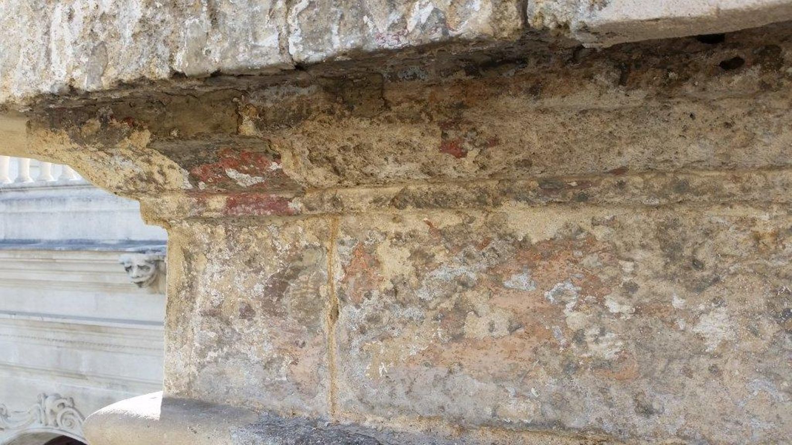 Descubiertos rojos y sienas en el muro renacentista de la Sala Capitular.