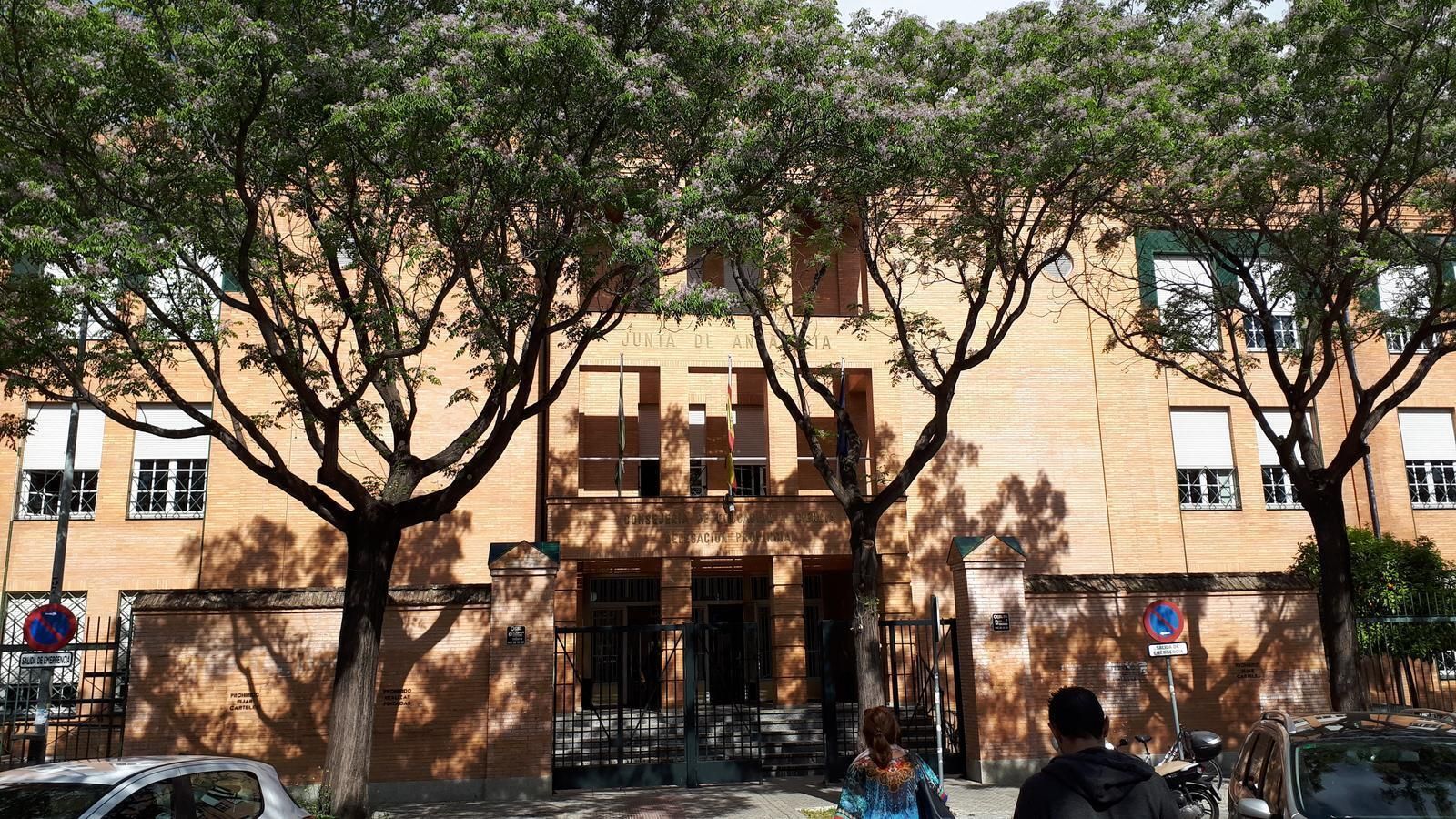 Fachada principal de la Delegación territorial de Educación.