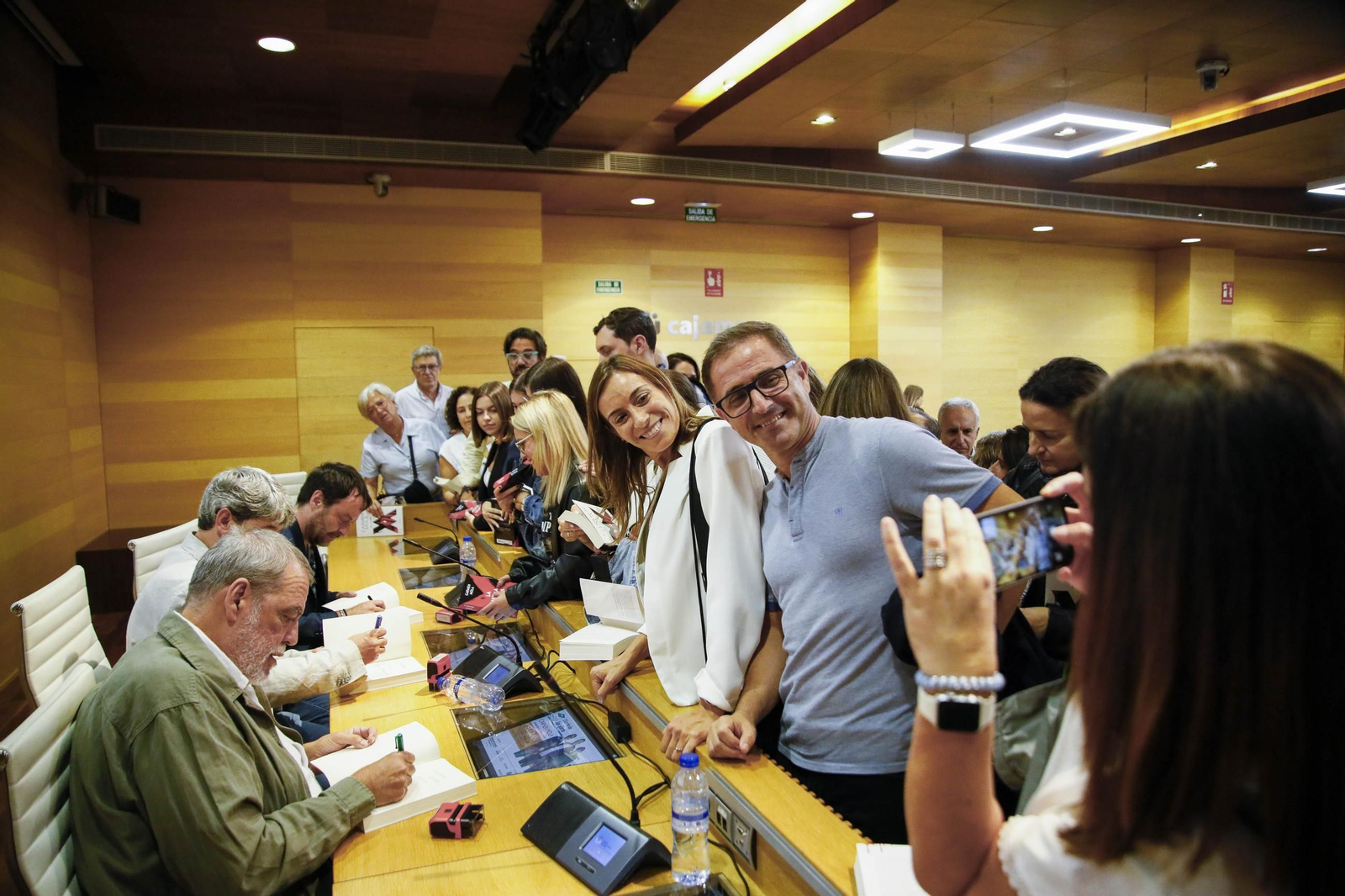 Carmen Mola presenta su libro "El clan" en la Casa de las mariposas de Almería, en imágenes