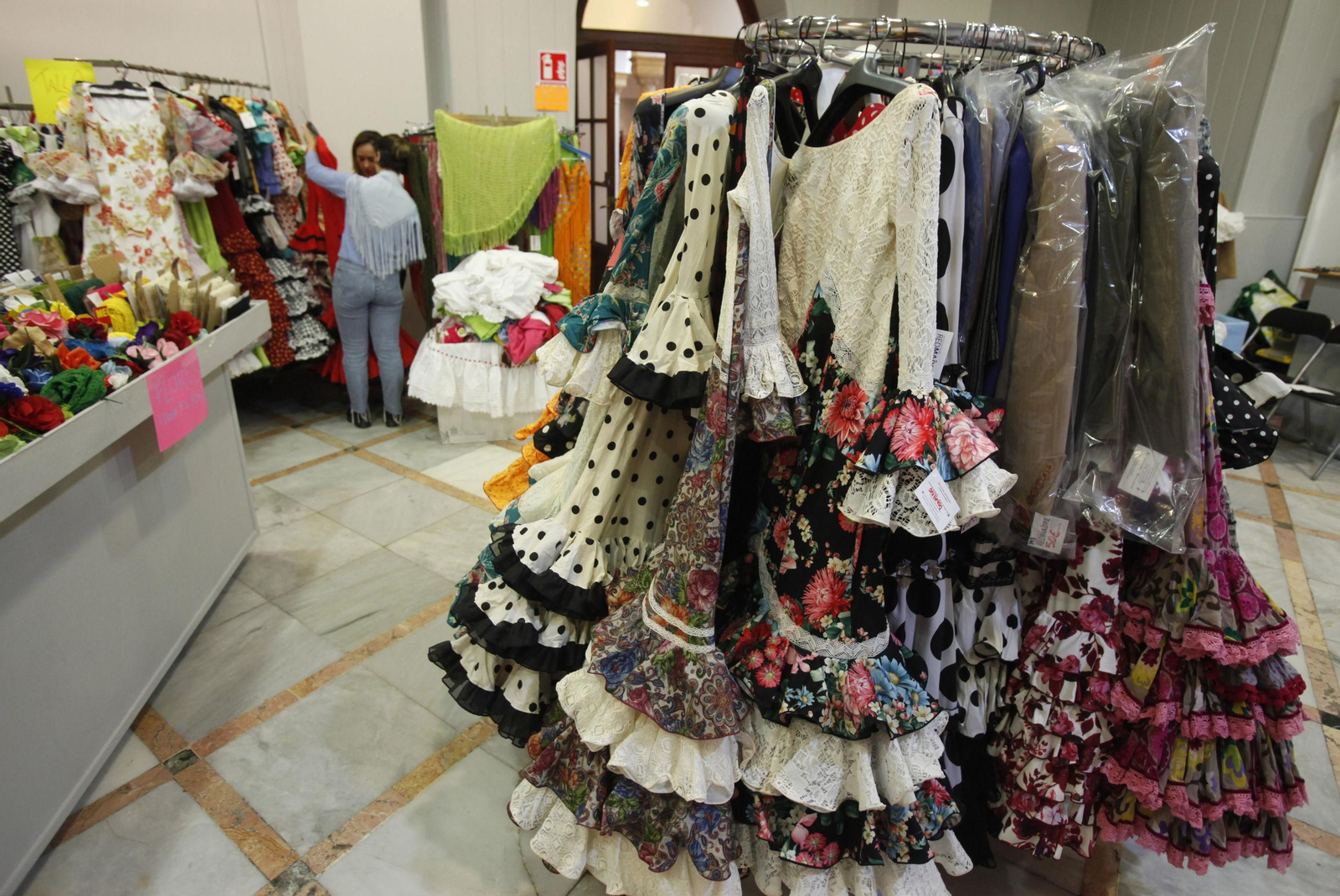 Este sábado arranca en el Mercantil el Mercadillo Solidario de Trajes de Flamenca donados a Red Madre.
