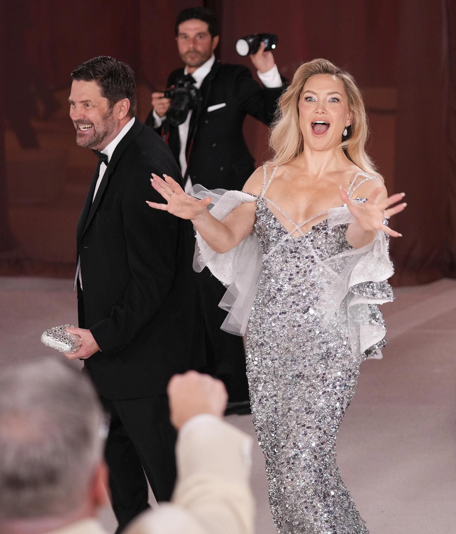 Kate Hudson y su vestido de lentejuelas plateadas, gasas y amplio escote, de Louis Vuitton