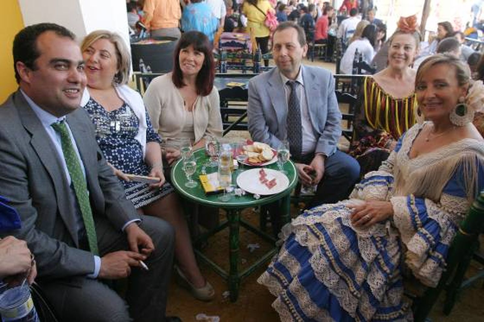 Clara Aguilera, consejera de Agricultura junto a la consejera de Igualdad y Bienestar Social, Micaela Navarro; José Antonio Carrizosa, director de Diario de Sevilla; la alcaldesa Pilar Sánchez; y David Fernández, director de Diario de Jerez, en la caseta de este Diario.

Foto: Vanesa Lobo