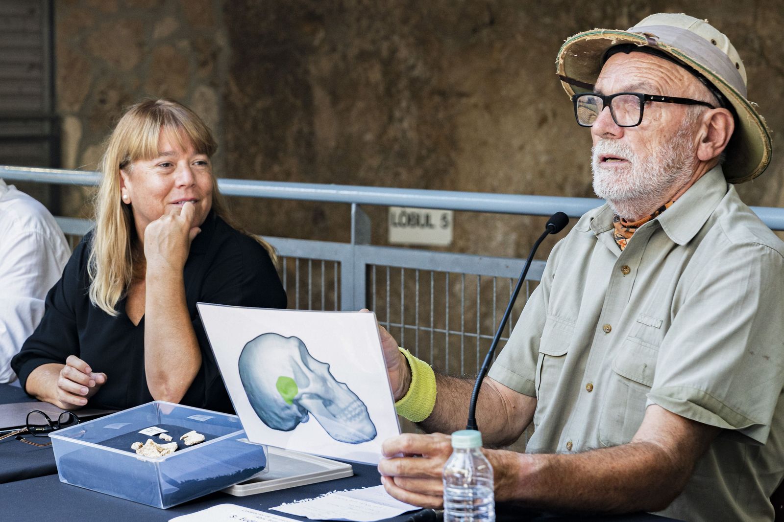 Eudald Carbonell presenta su hallazgo a los medios.