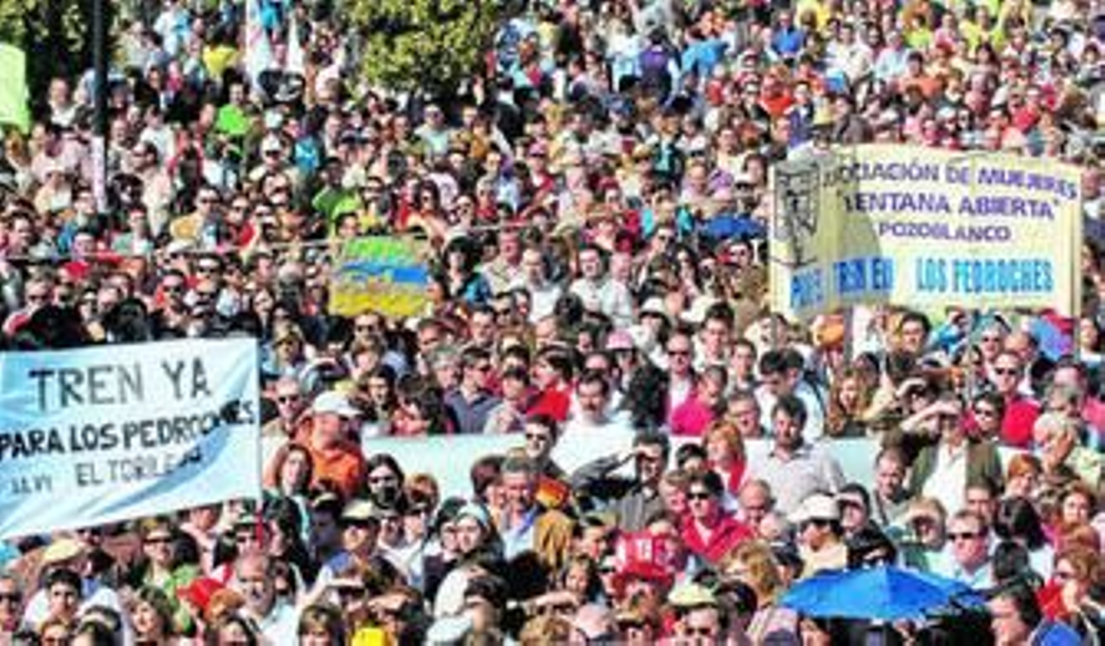 Manifestación multitudinaria del pasado julio en el que se reunieron miles de personas para exigir la apertura de la estación.