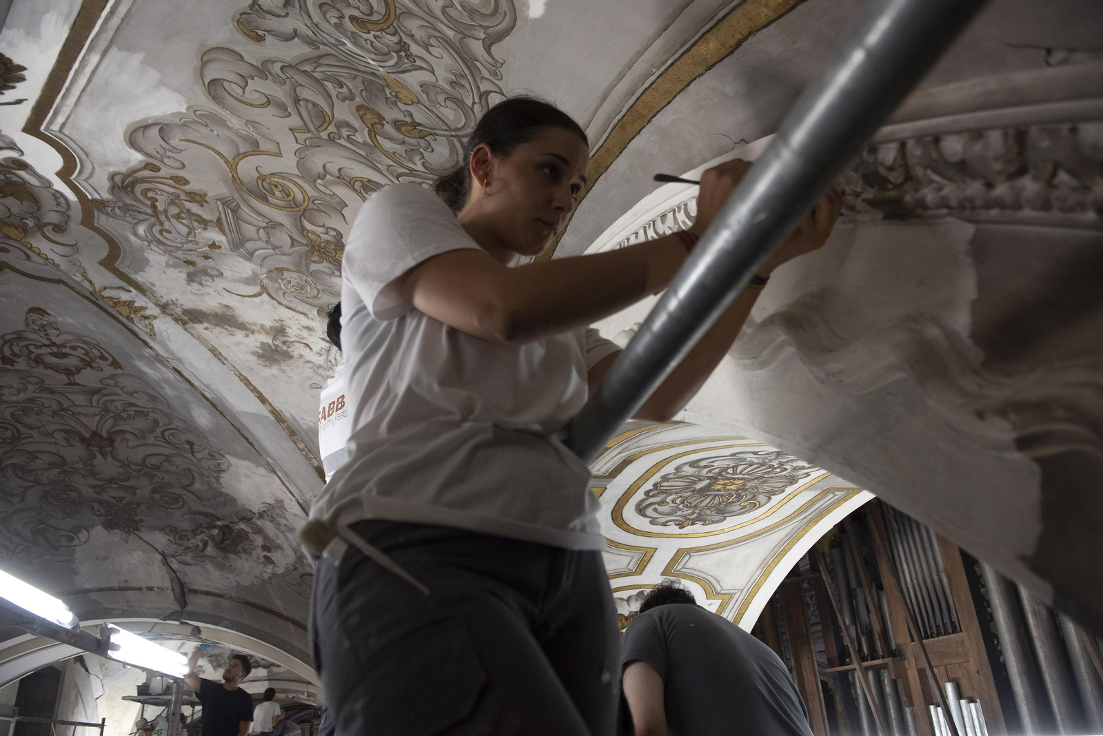 Todas las imágenes de la restauración de las pinturas en la Parroquia de la Magdalena
