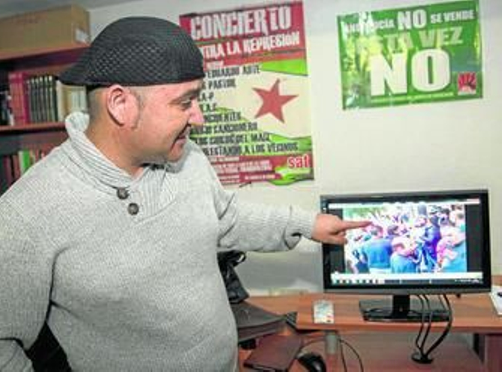 El concejal de Jaén en Común, Andrés Bódalo, muestra las imágenes de uno de los vídeos no admitidos en el juicio.