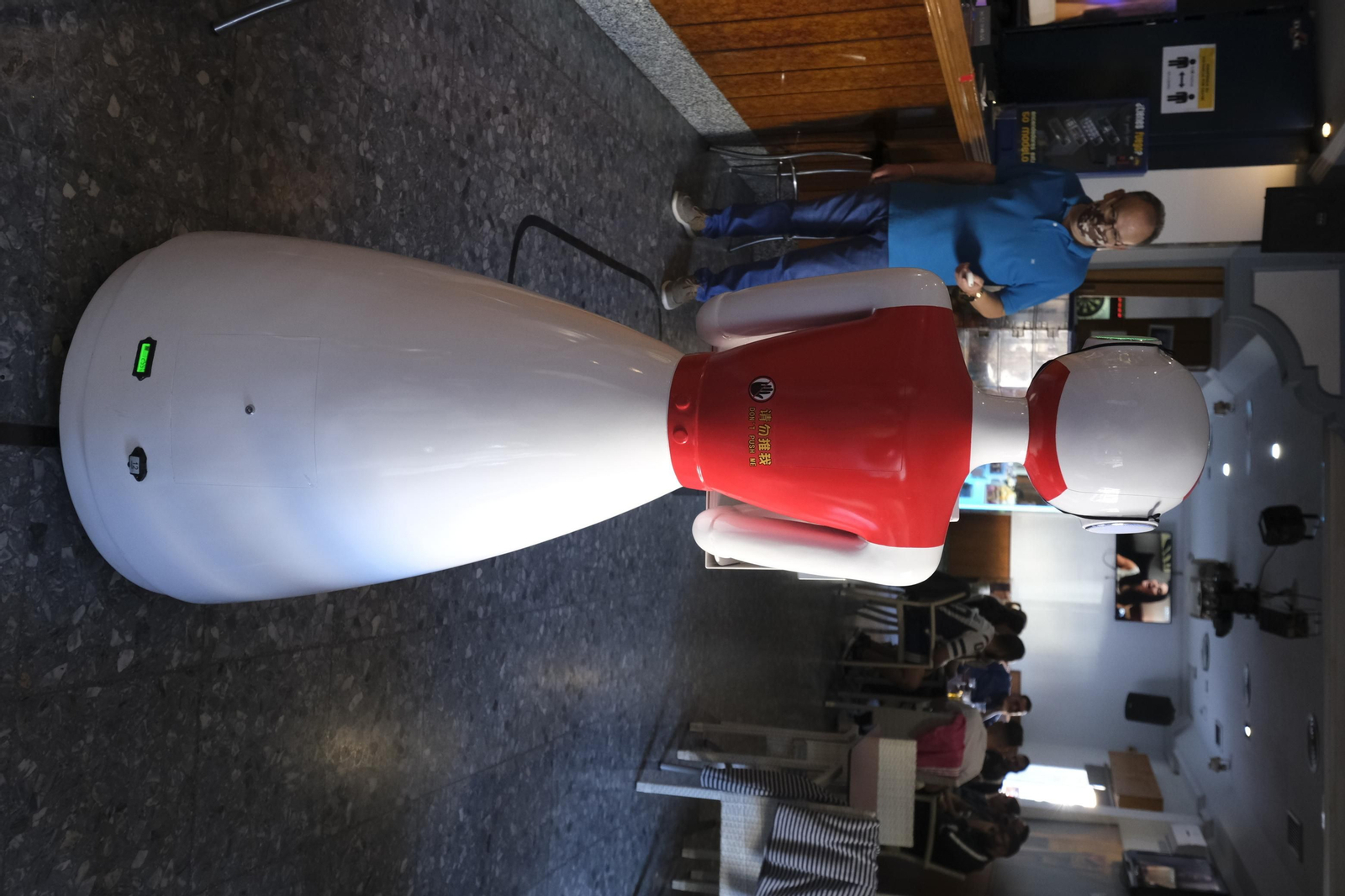 Fotogalería de Herbelita, la robot camarera de El Alquián.