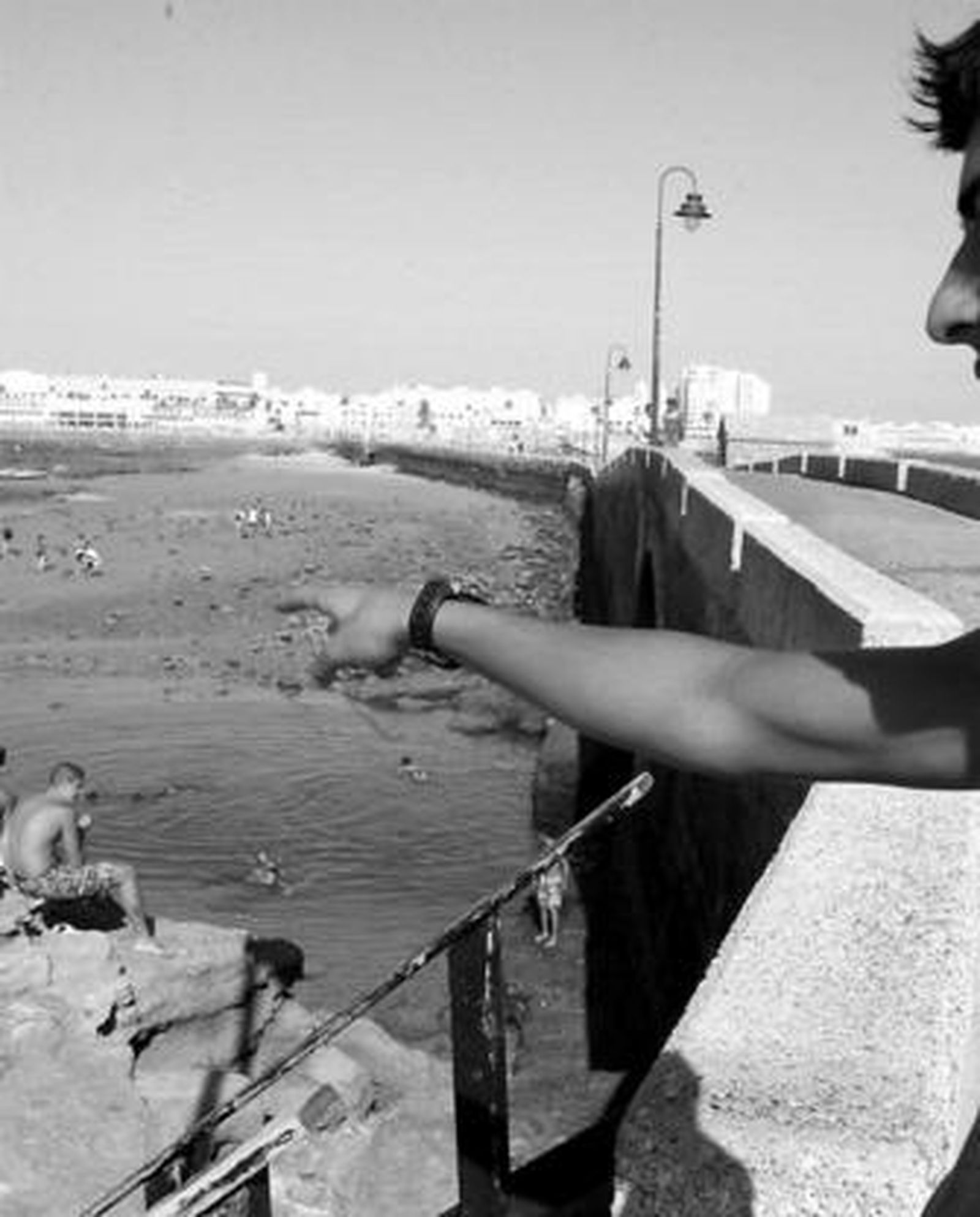 Un joven señala la zona del puente canal