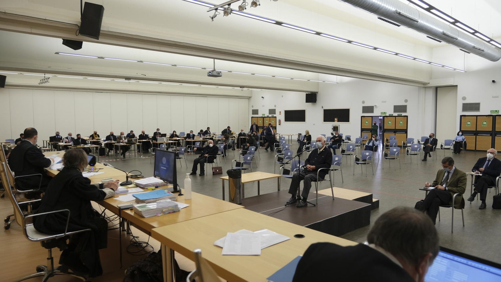 El tribunal está presidido por la magistrada Társila Martínez de la Sección Tercera de la Audiencia Provincial.