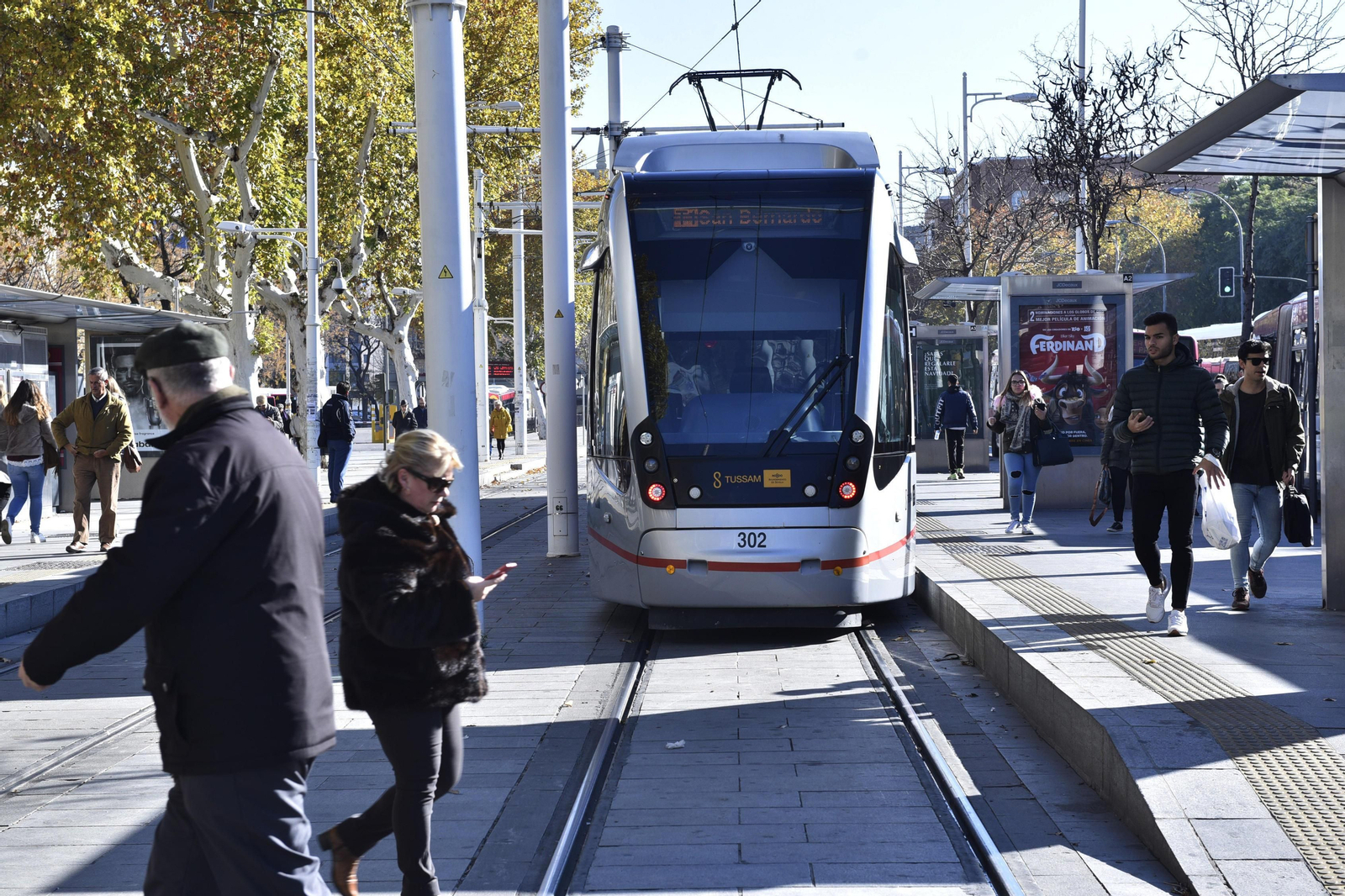 El Metrocentro parada en la estación del Prado de San Sebastián.