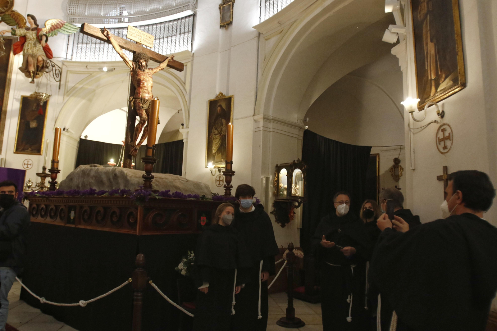 La Hermandad Universitaria suspende su procesión del Martes Santo, en imágenes