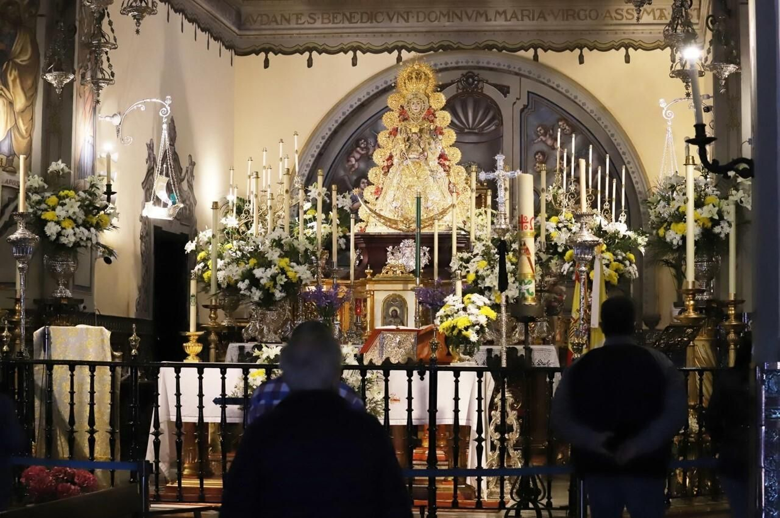 Los devotos continúan visitando a la Virgen del Rocío en la parroquia de Almonte.