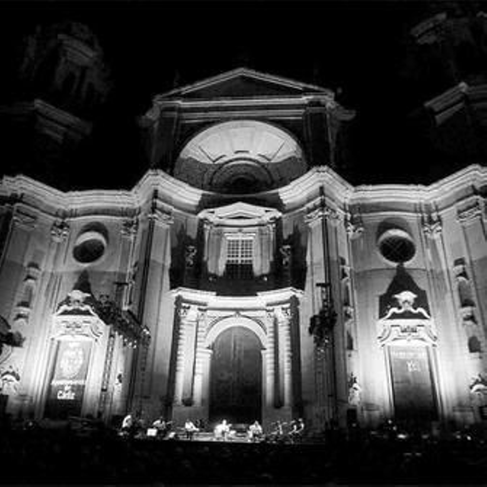 La Catedral se iluminó de forma especial en el concierto de Paco de Lucía por los 140 años del Diario.