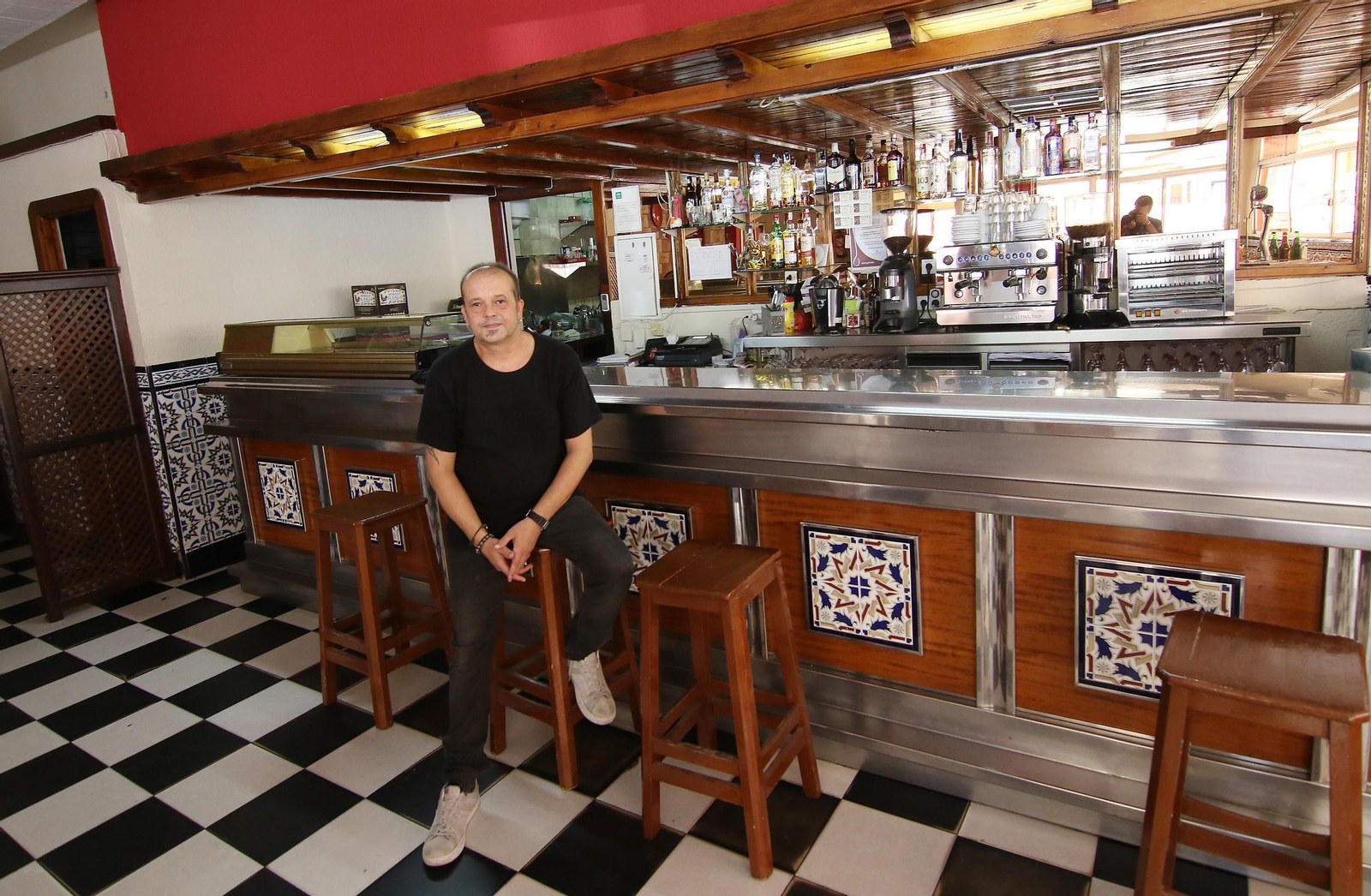 Francisco Gómez, dentro de su local en la calle Historiador Jaén Morente.