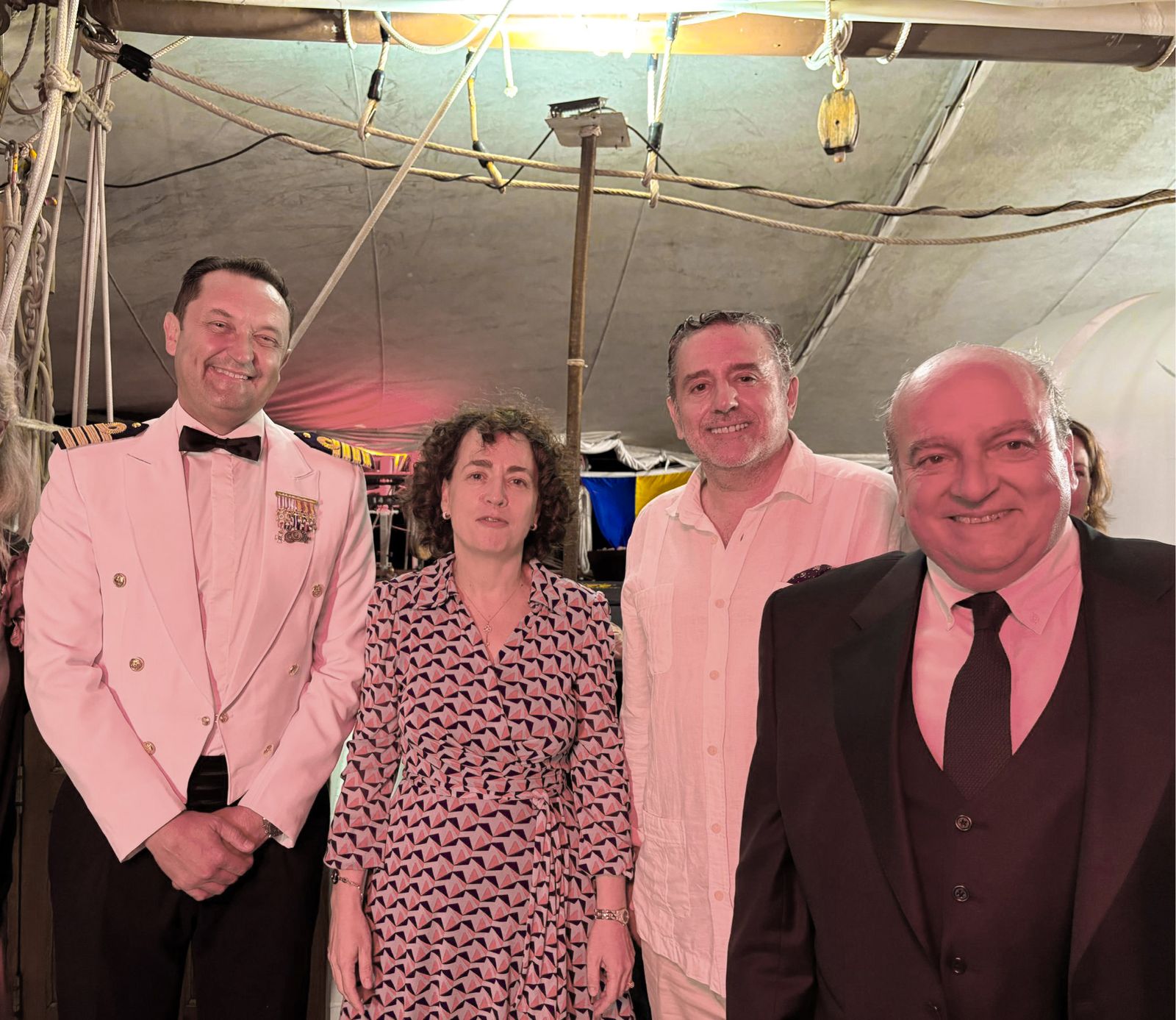 De izquierda a derecha: José María de la Puente Mora-Figueroa, comandante del buque escuela Juan Sebastián de Elcano, Lorea Arribalzaga Ceballos, embajadora de España en la República Dominicana, Álvaro Alés, Director de Marketing de Bodegas Barbadillo y Luis Miguel Martín Rubio, socio de Ontier Abogados.