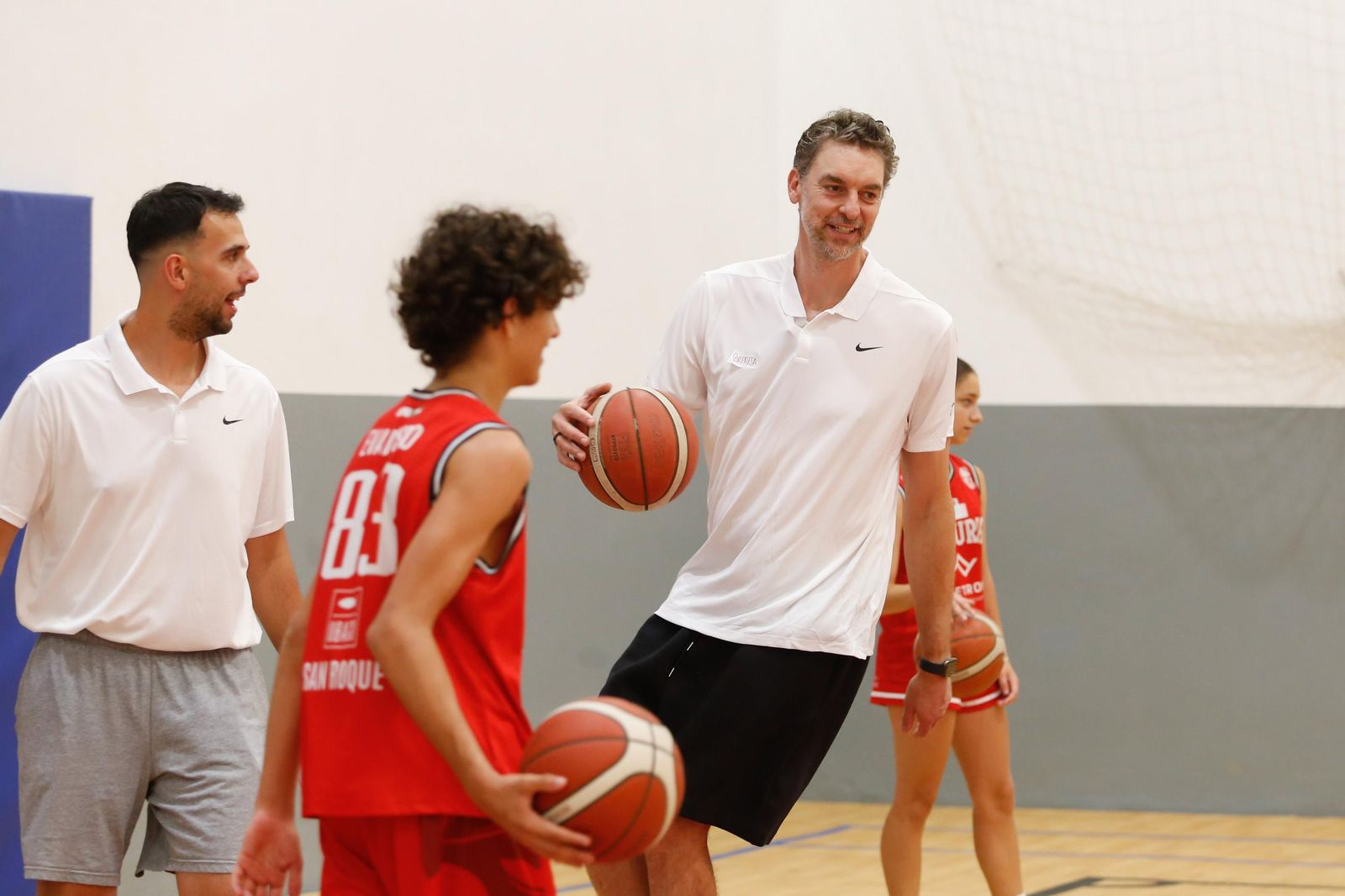 Fotos del encuentro de Pau Gasol con niños en el pabellón de San Roque
