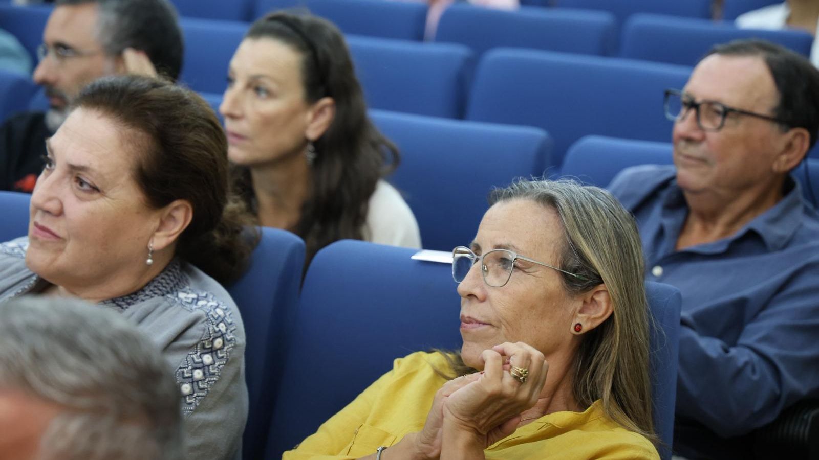 Personas disfrutando del acto de presentación en el museo de Huelva.