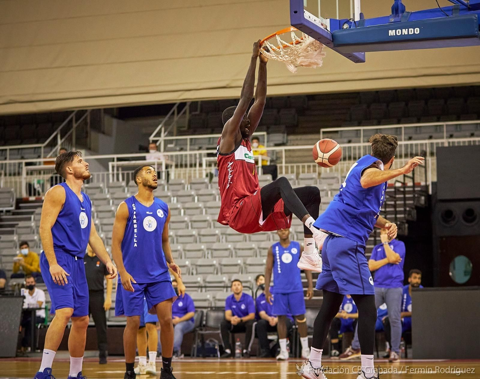 Una imagen de pretemporada del CB Marbella ante el Granada.