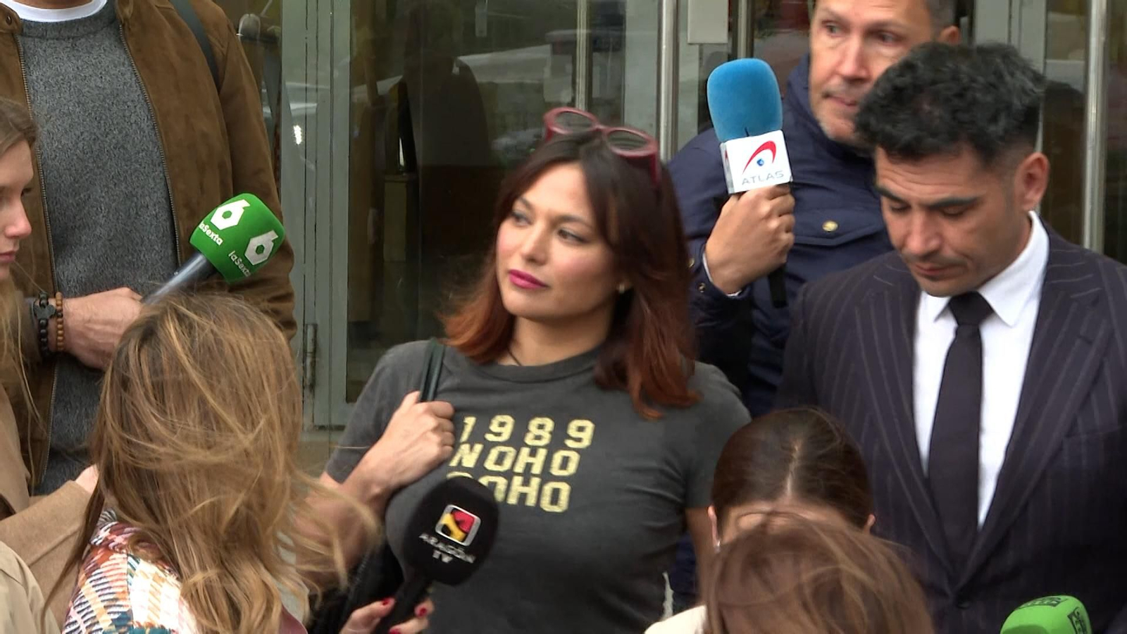 La actriz Elisa Mouliaá junto a su agogado