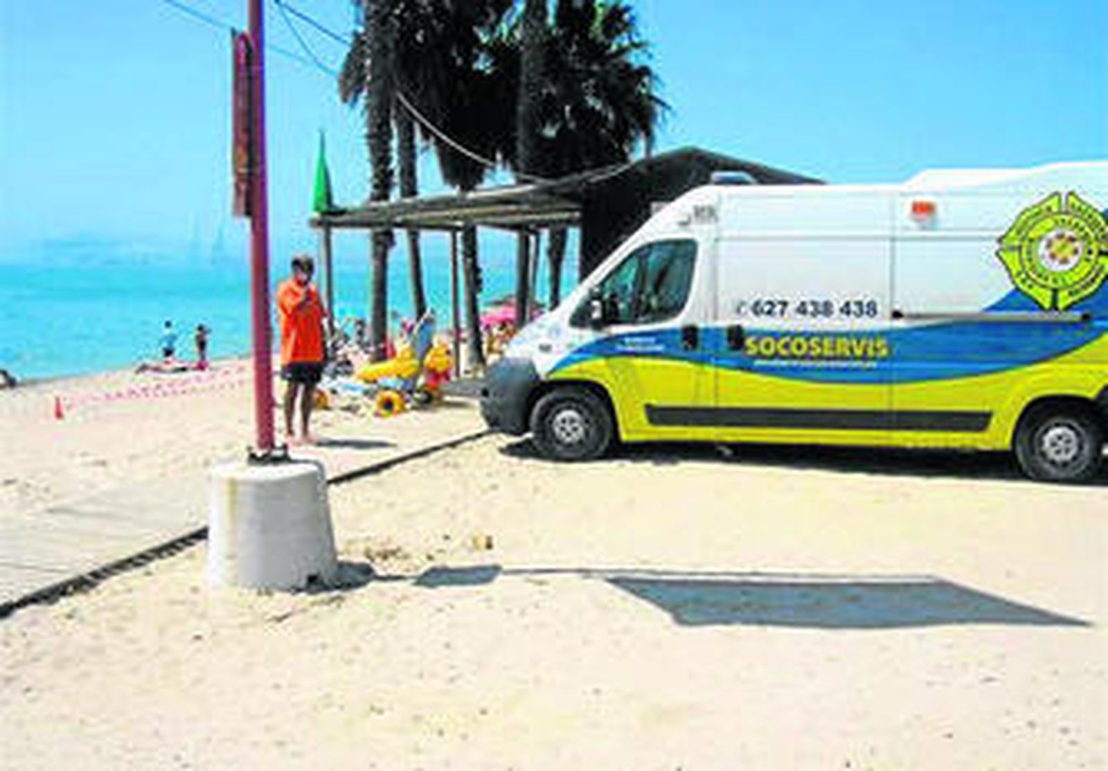 Unidad de socorro en la playa de Palmones.
