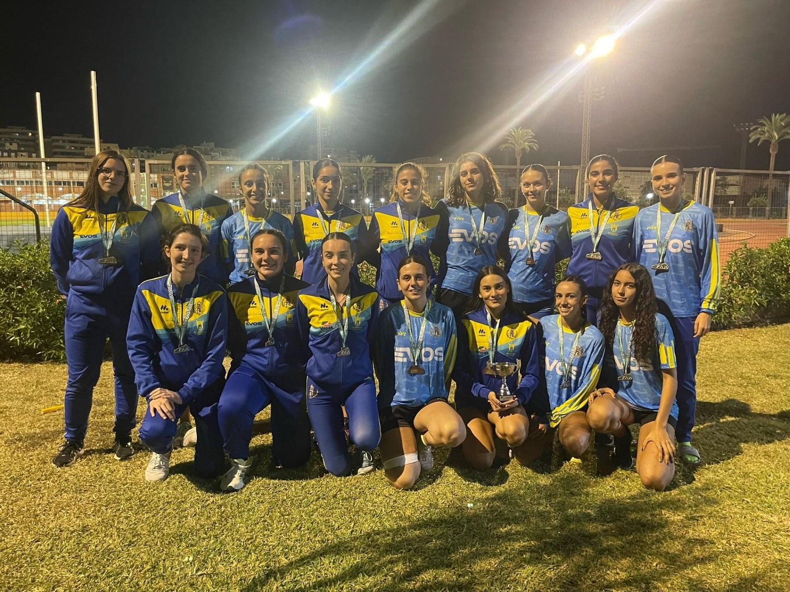 El equipo femenino sub-20 del Bahía de Algeciras, con sus medallas. El equipo femenino sub-20 del Bahía de Algeciras, con sus medallas.