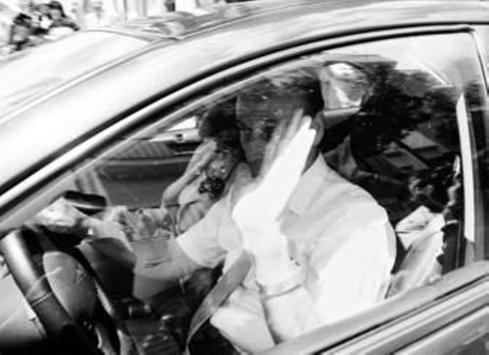 Manuel Ruiz de Lopera saluda a los periodistas a la salida de sus oficinas en la calle Jabugo tras la reunión mantenida ayer.