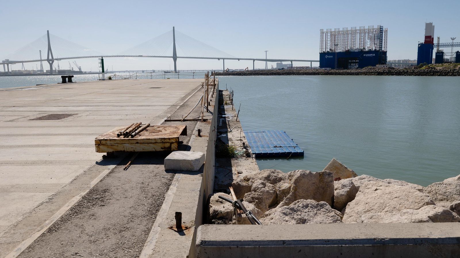 El cantil del nuevo muelle pasará a tener 1.100 metros de longitud tras la ampliación que podría estar lista a mediados de 2026