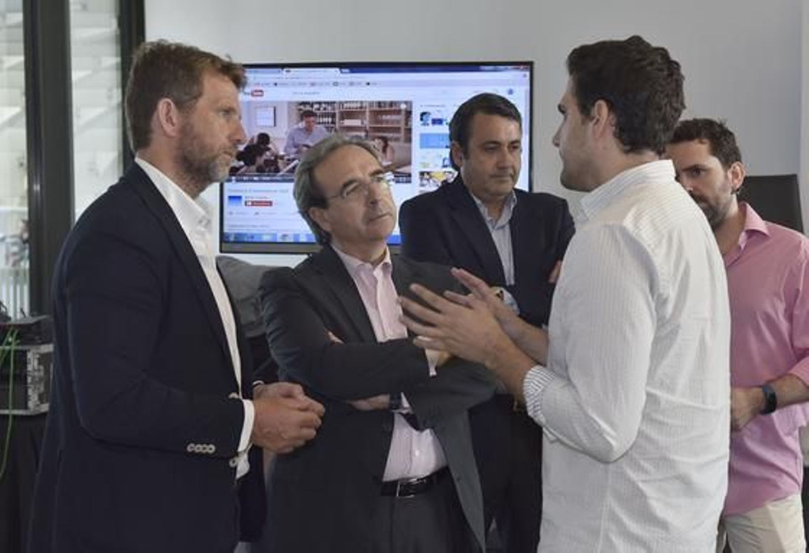 Fernando Ortega y Juan Carlos Fernández atienden a David Troya.

Foto: Juan Carlos Vázquez