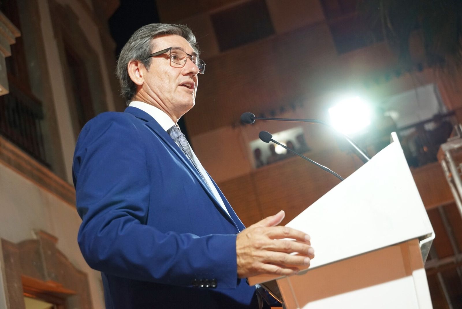 Fotogalería de las fiestas de Adra con el desfile de carrozas y la actuación de Juan Mena