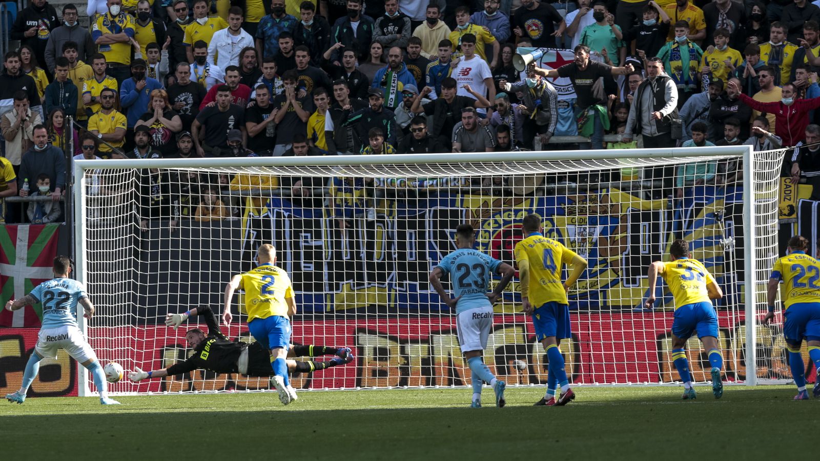 Ledesma para el penalti en el partido contra el Celta de Vigo.