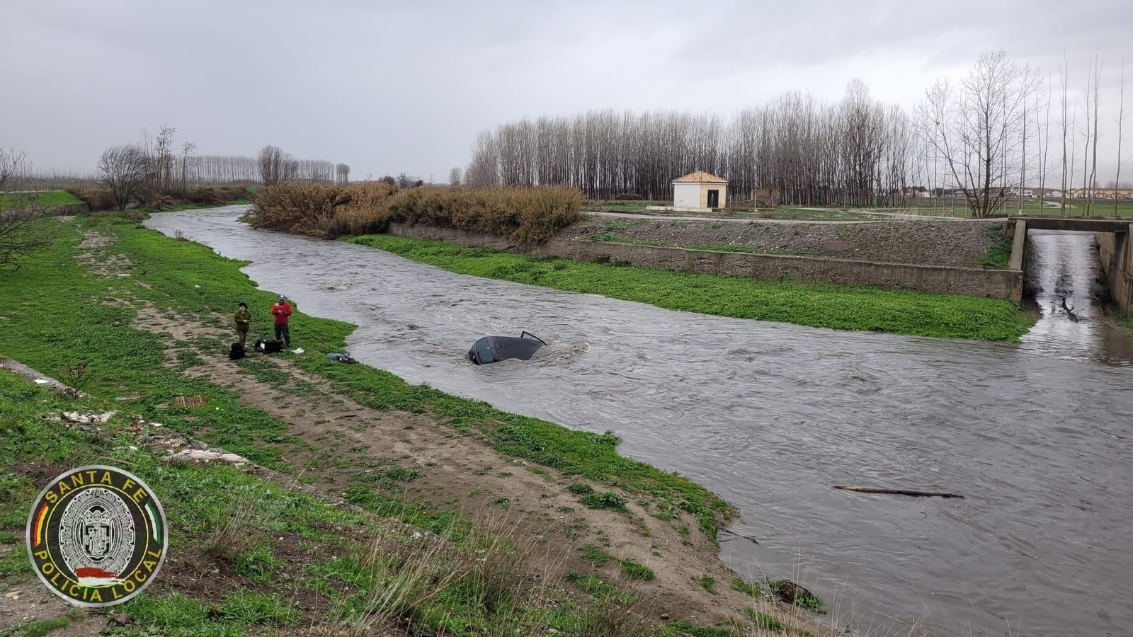 Rescatada una familia al intentar atravesar el río Genil en Santa Fe en plena crecida