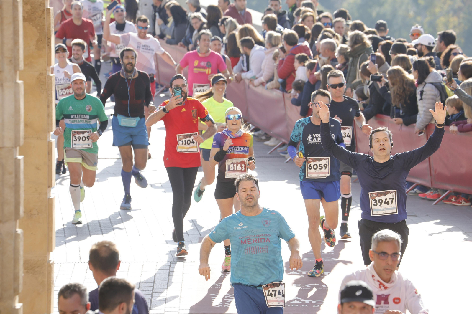 Media Maratón de Córdoba 2023: La gloria de cruzar la Puerta del Puente, en imágenes