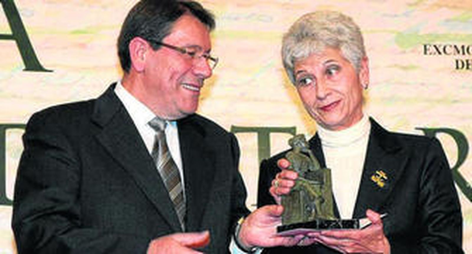 La escritora Pureza Canelo recibe el premio de manos del alcalde.