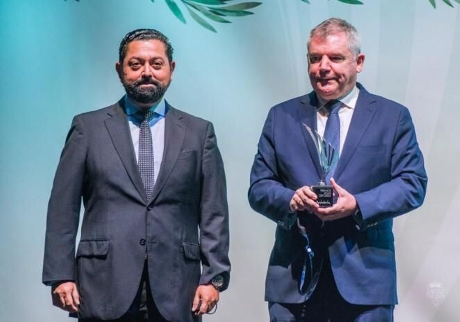 Vizcaíno (d) con el galardón entregado por José María Arrabal.