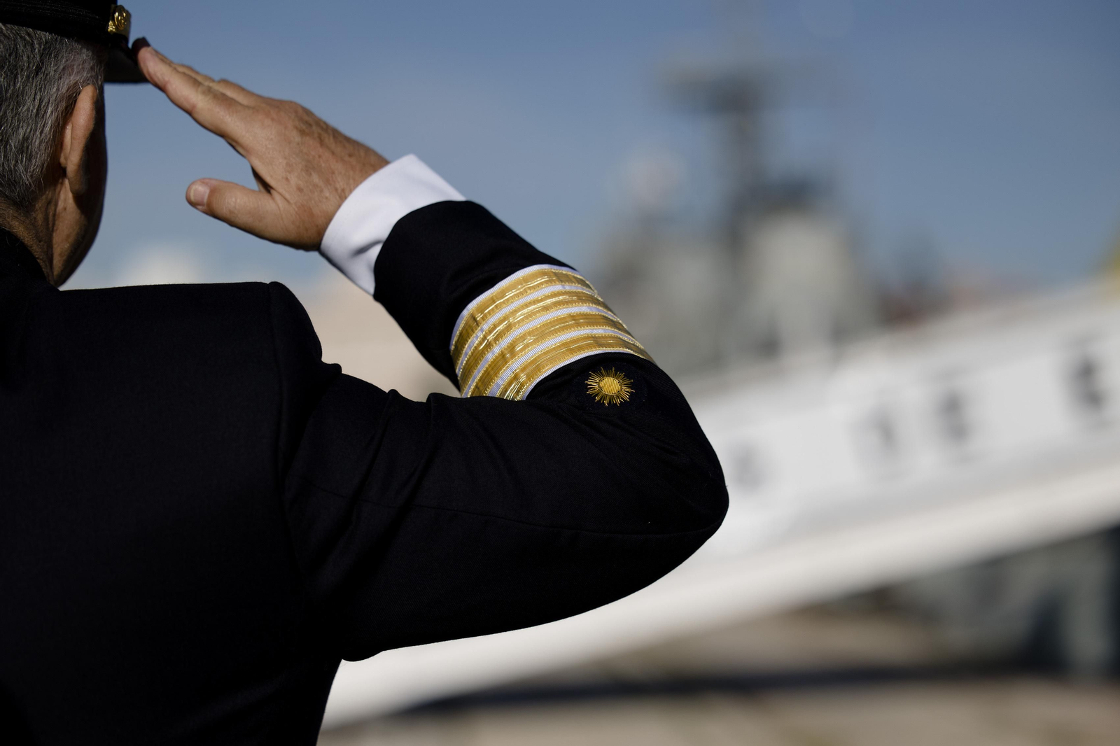 Las imágenes de la salida del buque  "Juan Sebastián de Elcano" del muelle de Cádiz.