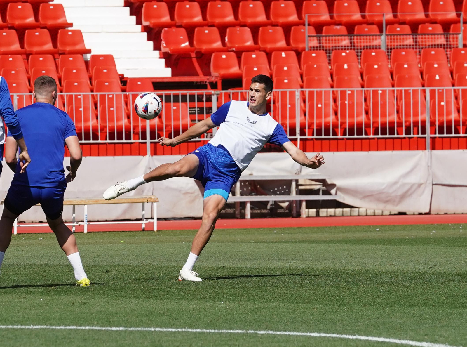 César Montes completó la sesión íntegra tras regresar de sus citas con México