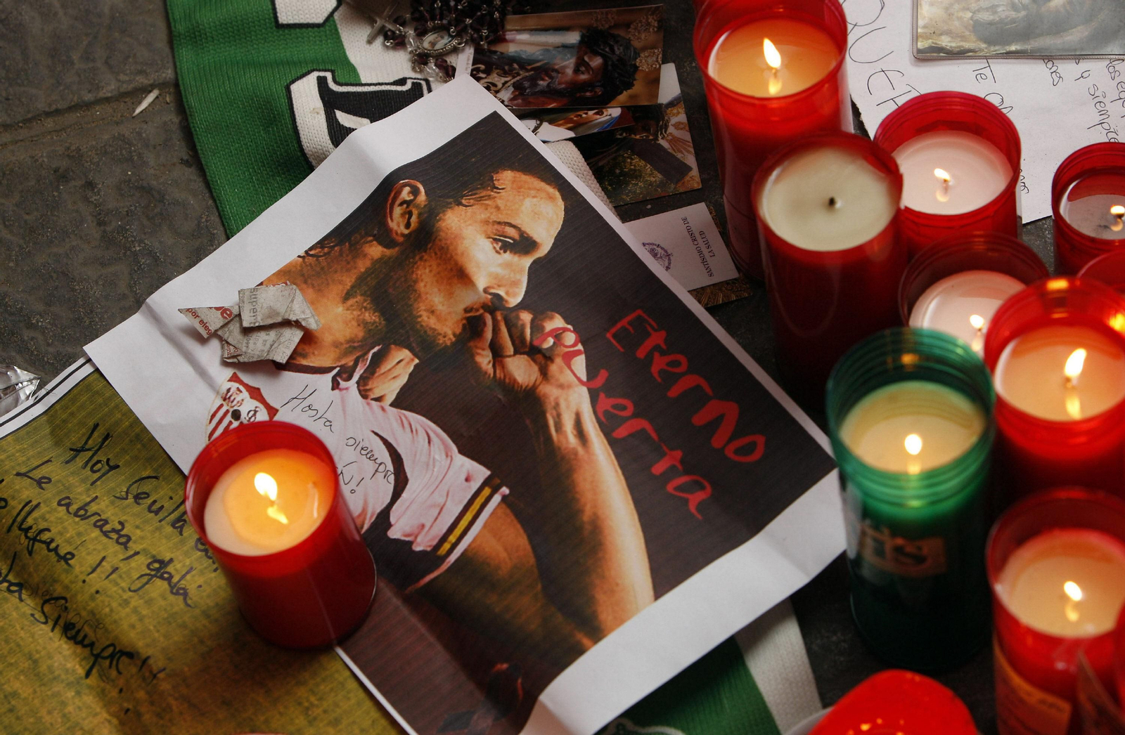 Velas y recuerdos depositados junto al estadio Ramón Sánchez-Pizjuán en honor a Antonio Puerta el día de su fallecimiento.